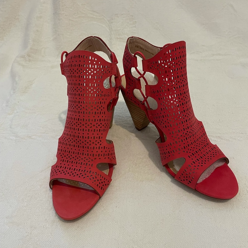 Vince Camuto Coral Rose size 6